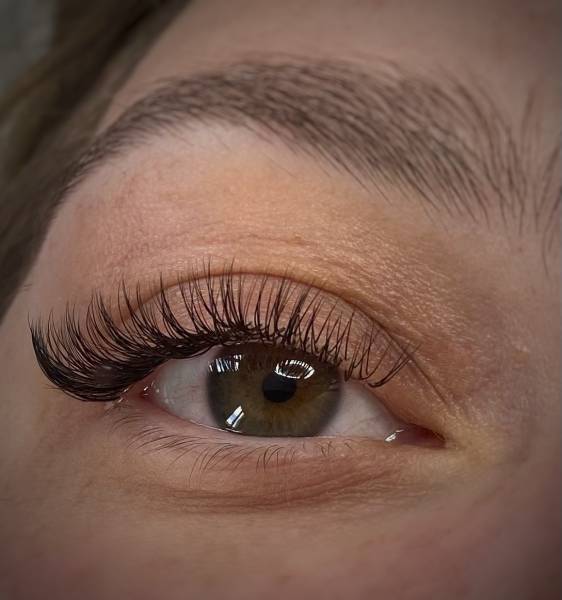 Sublimez votre regard avec la pose d'extension de cils mixtes à Velaux