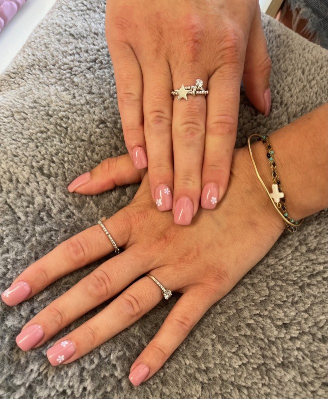 Pose de vernis semi-permanent nude original avec motifs fleurs à Coudoux