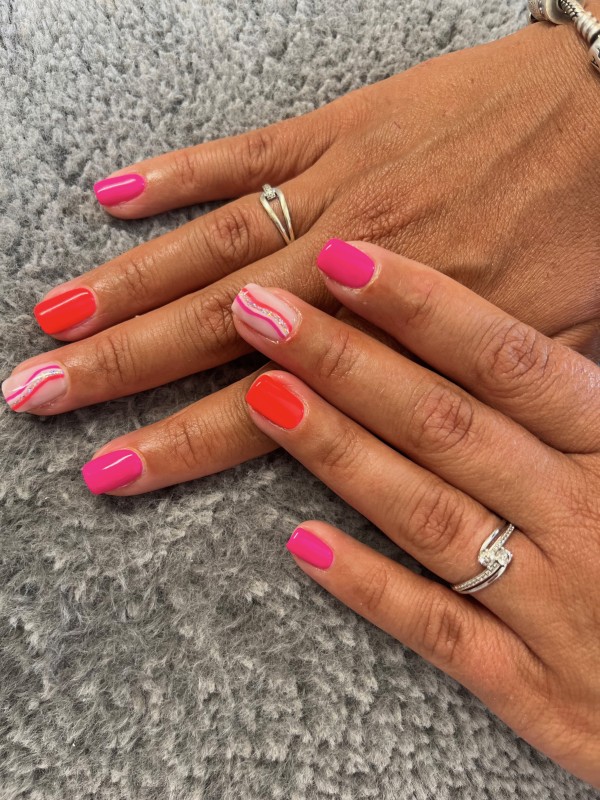 Pose d'un vernis semi-permanent ton rose et orangé idéal pour l'été pour une cliente de Velaux